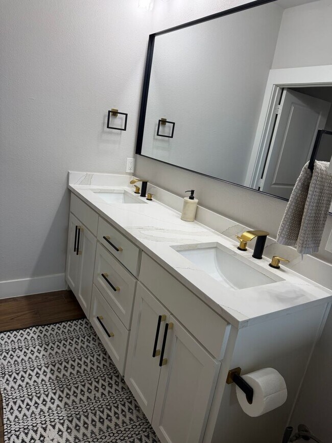 Building Photo - 9814 Angel Bend