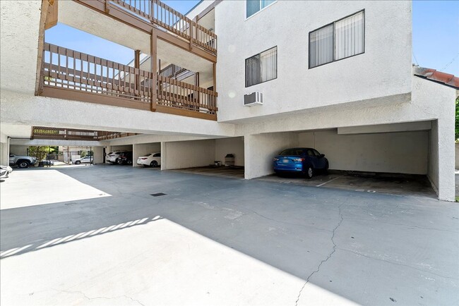 Building Photo - Beautiful Glendale Apartment!