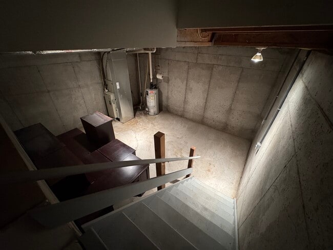 Building Photo - 434 W 5th Ave