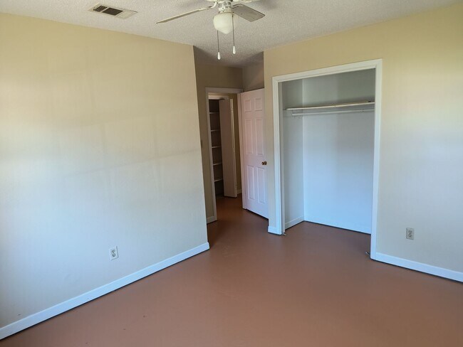 Building Photo - 3 Bedroom 2 Bath Home