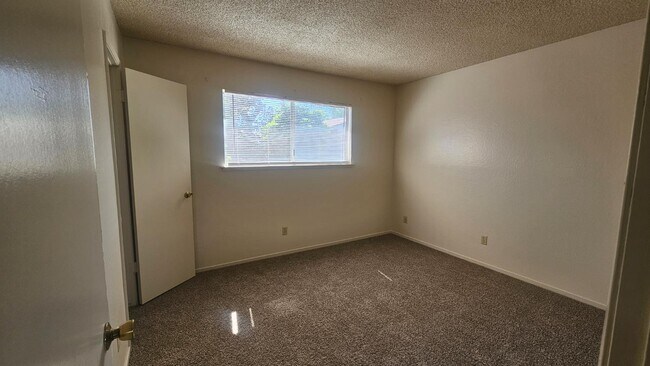 Building Photo - 92 W Gettysburg Ave