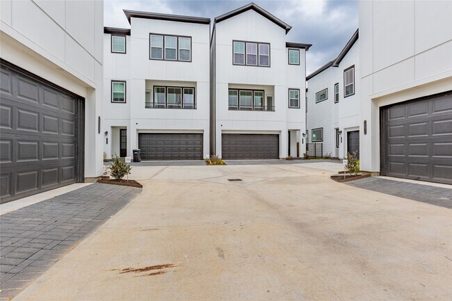 Building Photo - 2802 Grand Fountains Dr