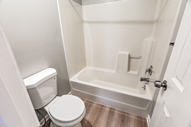 Building Photo - 2 bedroom, 2.5 bath end unit townhome in Newark