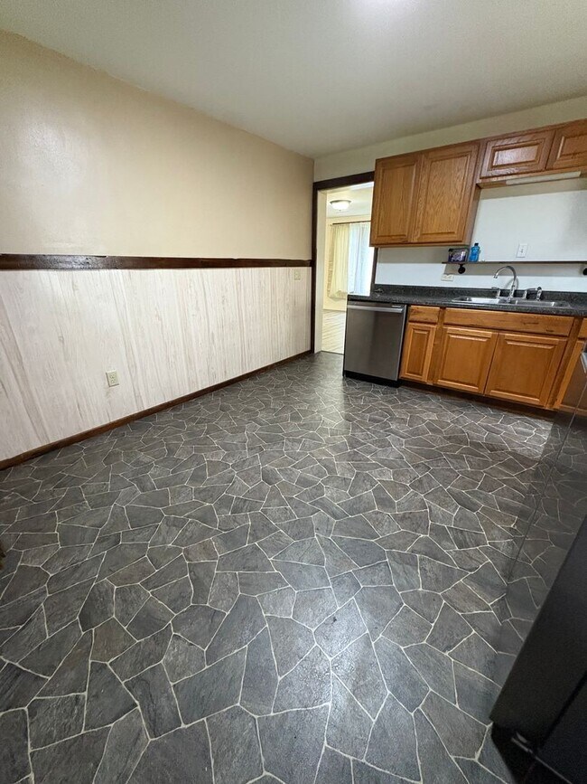Building Photo - Charming Northside La Crosse Home