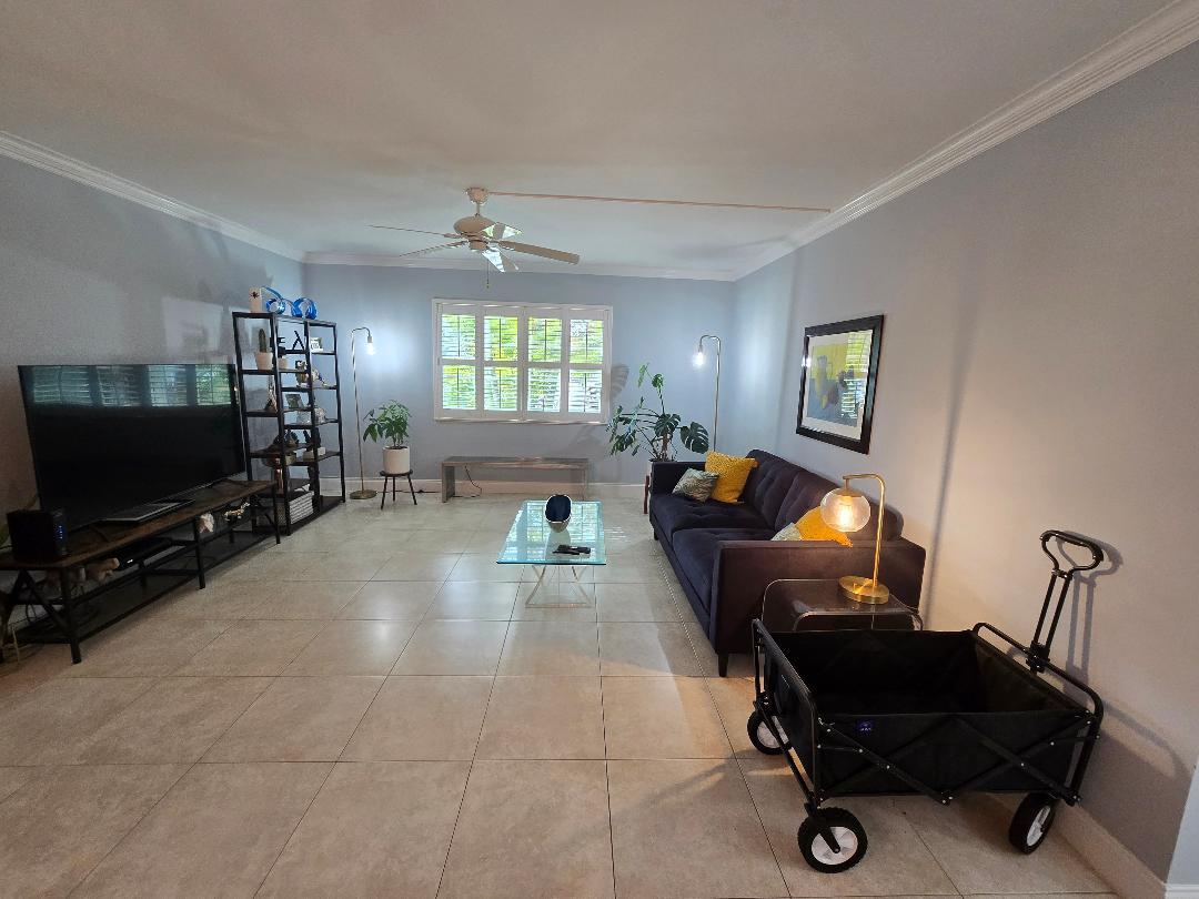 Huge livingroom - 669 W Oakland Park Blvd