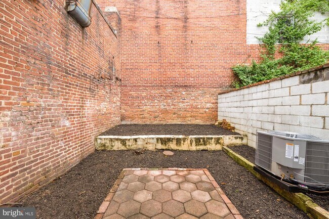 Building Photo - 1102 K St SE