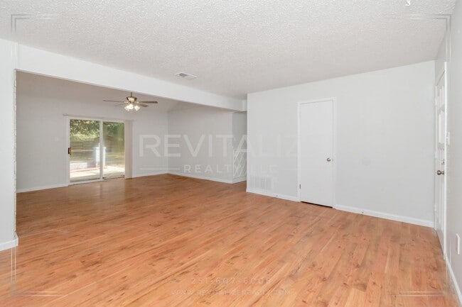 Building Photo - Newly Renovated 3 Bed 2 Bath Home in Theodore!