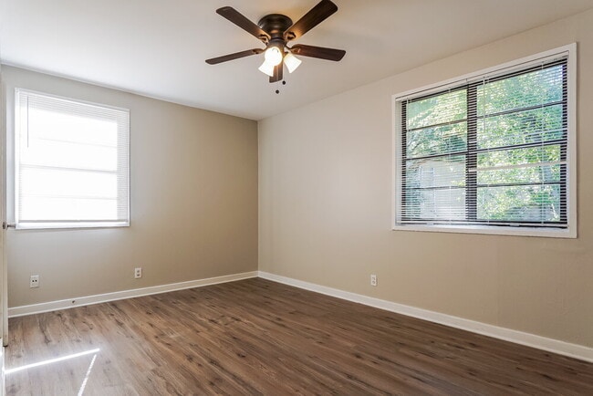 Building Photo - 700 Robison Dr