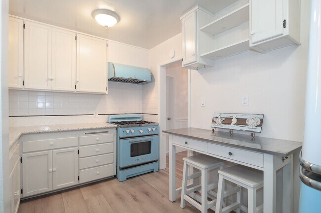 Building Photo - 3845 Sunset Ln