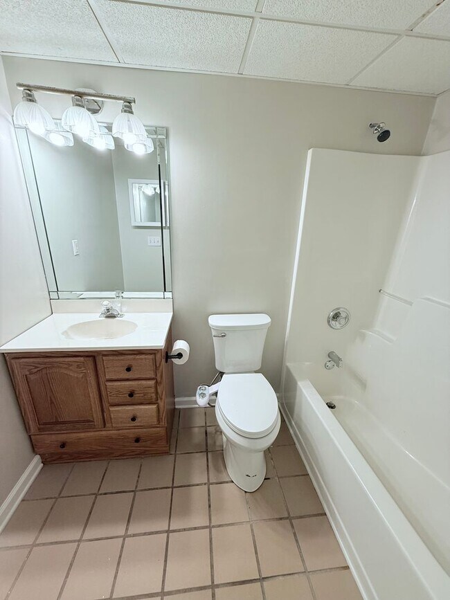 Building Photo - 31 White Oak Dr SE