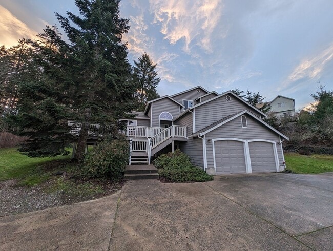 Building Photo - Illahee Home with a View and Two Primary Suites