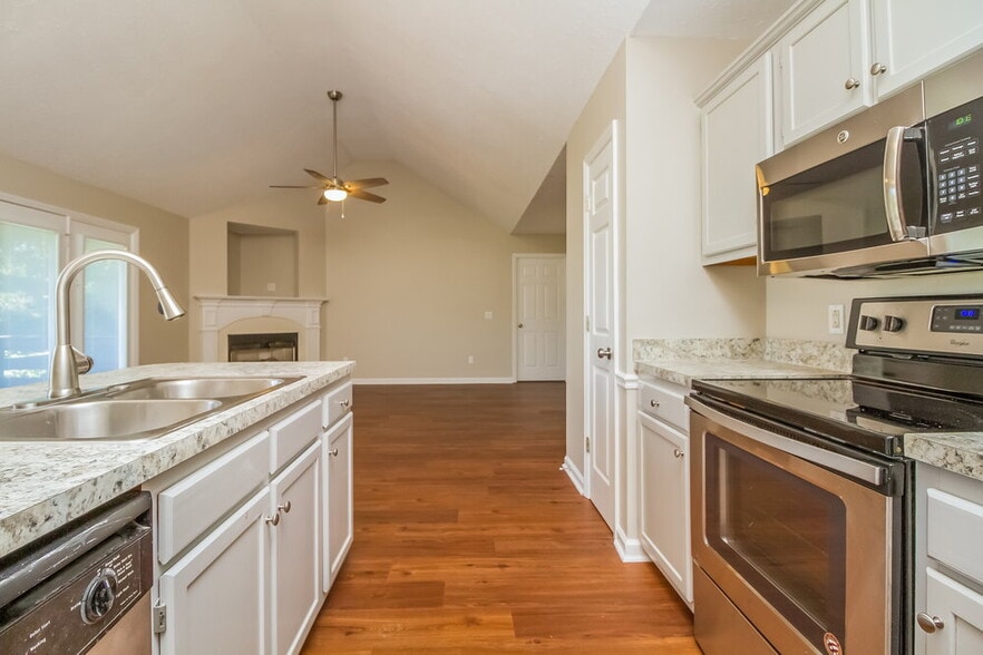 Building Photo - 1921 Pacific Pl