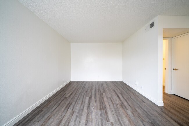 Building Photo - 1466 Bonair Rd