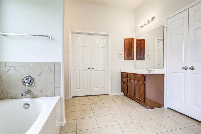 Building Photo - 1610 Greenside Dr