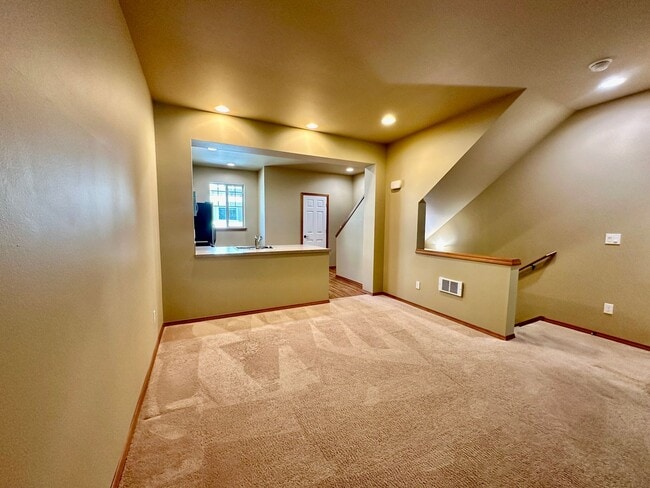 Building Photo - Spacious 2 Bedroom Sagebrook Townhome