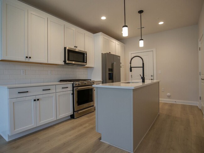 Building Photo - Walkable Short Pump Living with a Huge Private Deck