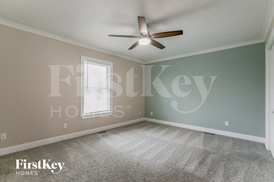 Building Photo - 810 York Dr