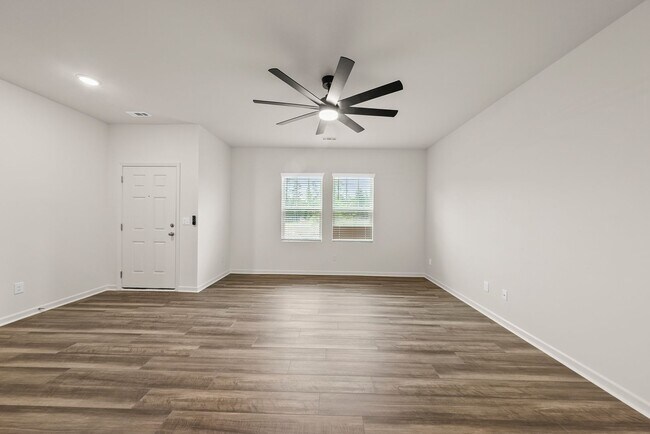 Building Photo - 2058 Gln Xing Dr