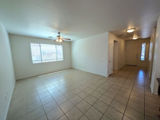 Building Photo - 4 Bedroom Home with Loft in Stonefield Com...