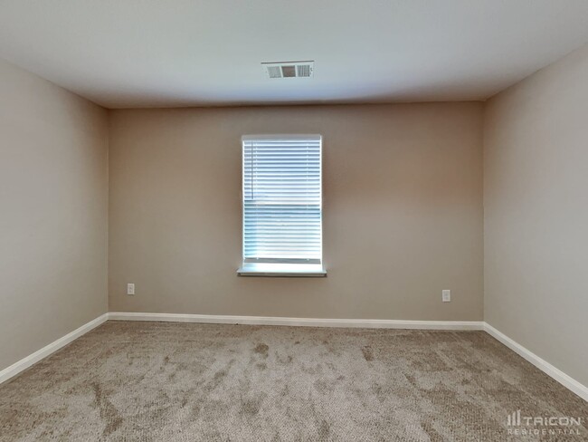 Building Photo - 1327 Tamarack Dr