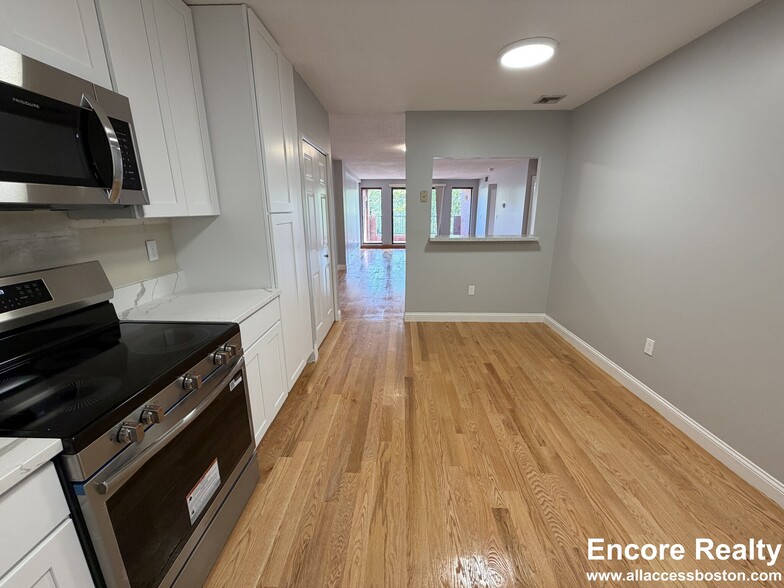 Building Photo - 1751 Beacon St