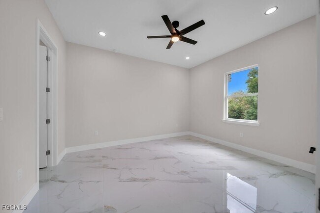 Building Photo - 732 Jack Ave S