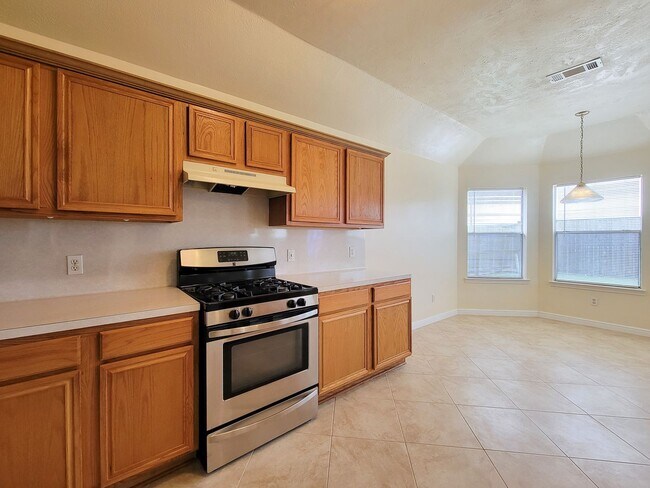 Building Photo - NICE CLEAN HOME. FORMAL LIVING DINING , DEN, BIG KITCHEN WITH BRAKFAST ROOM. TILE FLOOR IN KITCHE...
