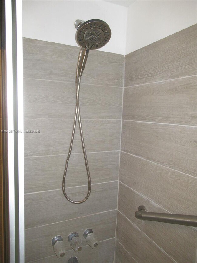 Building Photo - 581 Blue Heron Dr