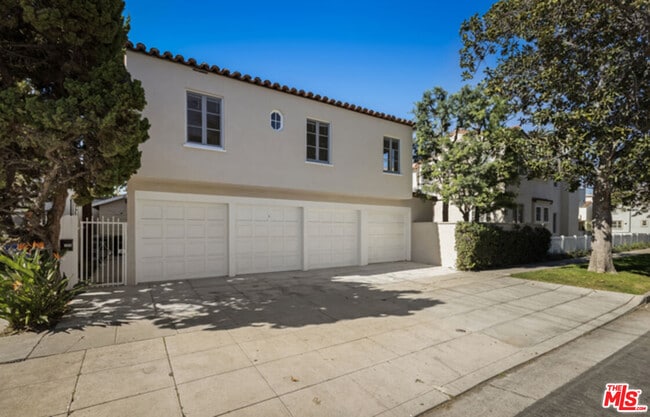 Building Photo - 8664 W Olympic Blvd