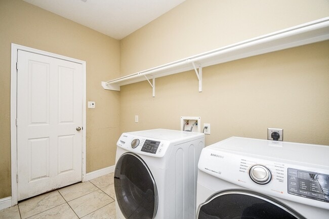 Building Photo - 8343 Sedona Ridge Dr