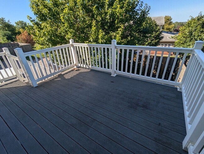 Building Photo - 3 Level End Unit townhouse available mid O...