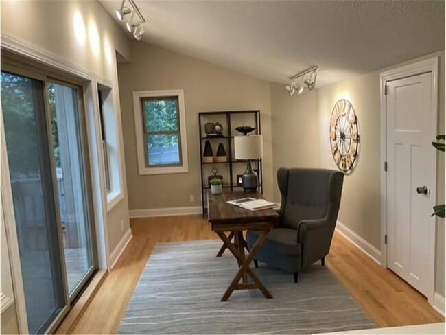 Building Photo - 6301 Bayridge Rd