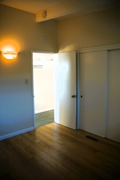 Building Photo - 220 Shoreview Dr