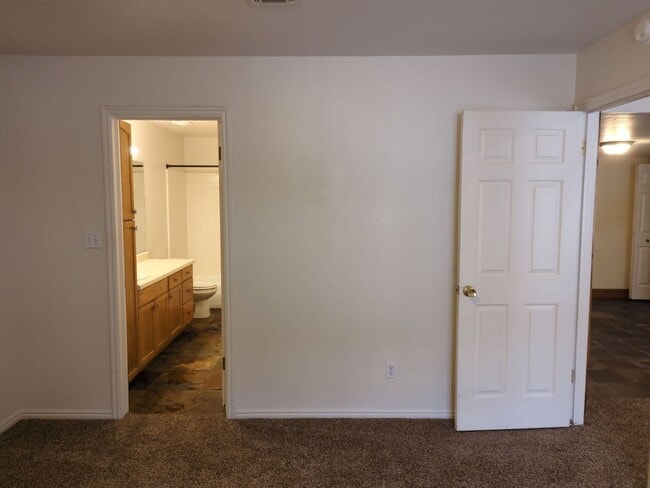 Building Photo - Centrally Located 1 Bedroom + Loft Townhom...
