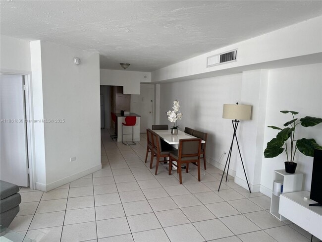 Building Photo - 801 Brickell Bay Dr