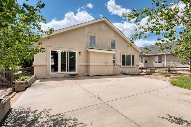 Building Photo - Beautiful home with 5 bedrooms, 3 1/2 bathrooms, 3-car garage available now!