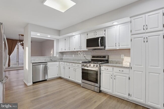 Building Photo - 4043 Lake Glen Rd