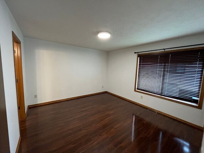 Building Photo - 8020 Renatta Dr 5bed/3bath