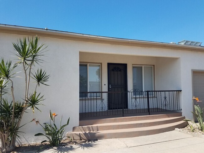Building Photo - 2-Bed/1-Bath House w/Garage. Walking Distance to Beach