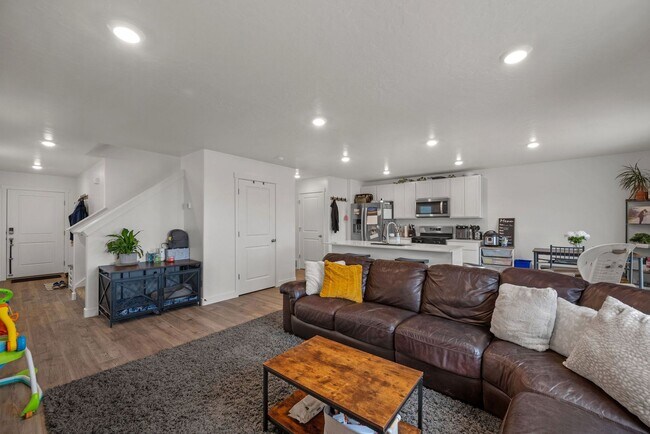Building Photo - 988 W Broadleaf Dr