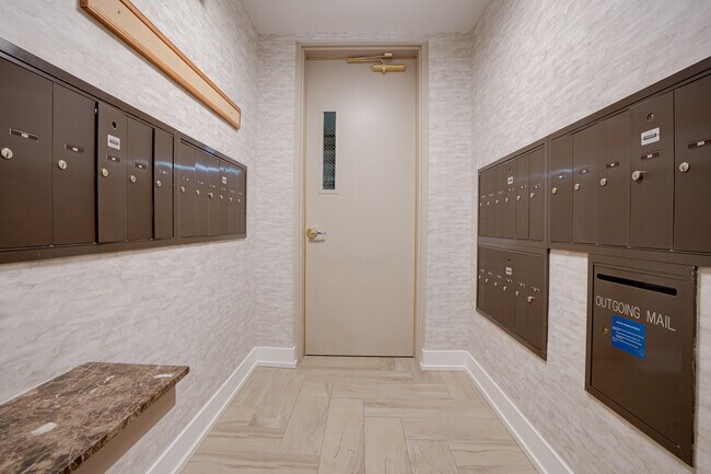 Building Photo - 1781 Tudor Ln