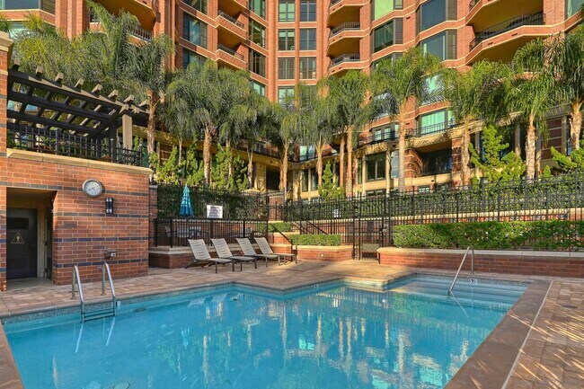 Building Photo - 500 W Harbor Dr