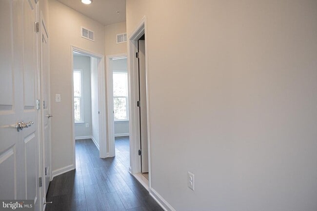 Building Photo - 238 Mainstream Dr