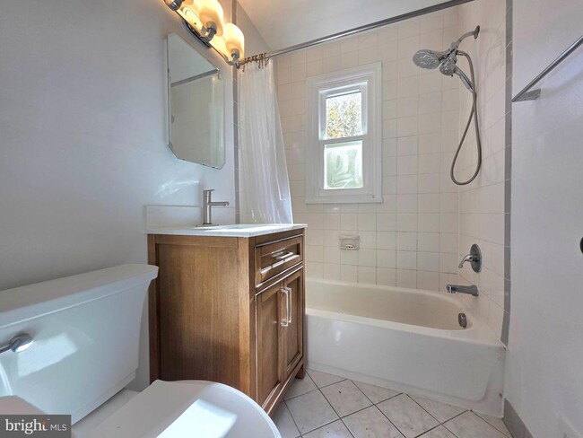 Building Photo - 527 E Nelson Ave