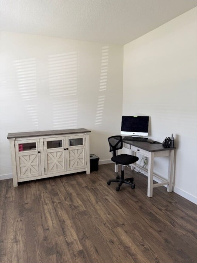 Building Photo - **PRICE IMPROVEMENT** LIKE-NEW GORGEOUS SI...