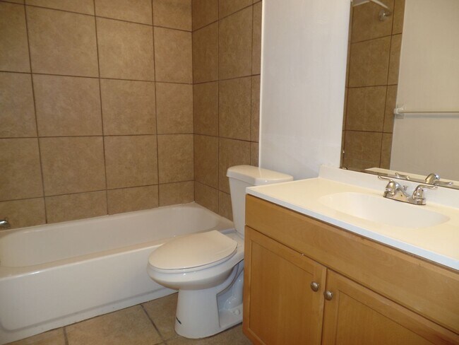 Building Photo - Updated, spacious one bedroom