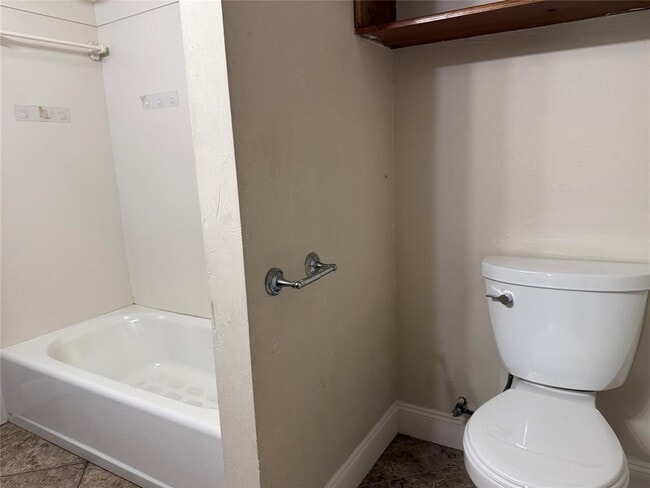Building Photo - 702 Omega Cir