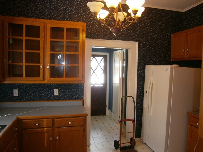 Building Photo - 220 Amelia St