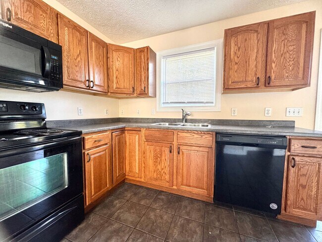 Building Photo - Oak Tree Townhome