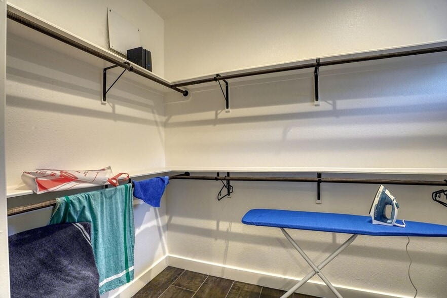 Building Photo - 7002 Deepwood Dr